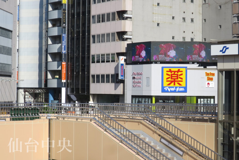 仙台駅西口出口からペデストリアンデッキを進む