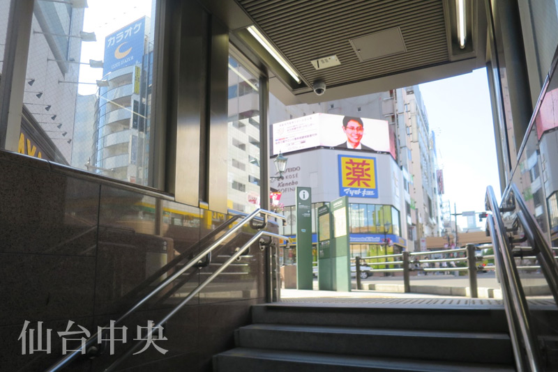 南1番出口の階段頂上付近