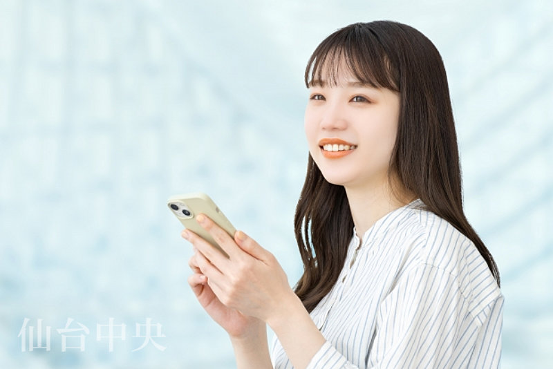 美乳作製をスマホで検索する女性