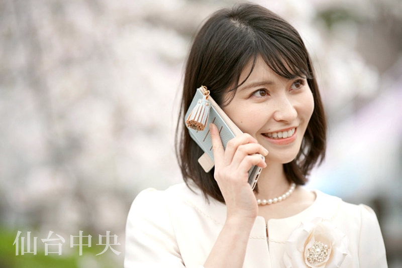 美乳作製について電話で相談する女性