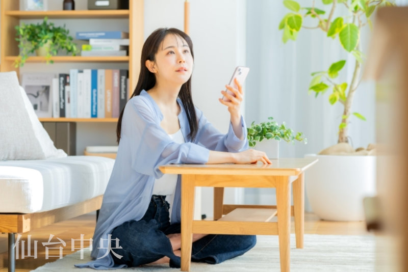 目頭切開失敗の再手術をスマホで検索する女性