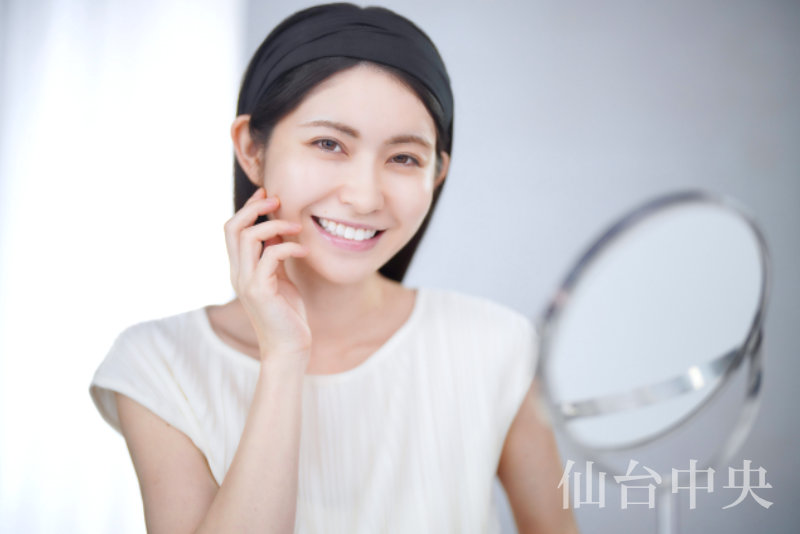目頭切開失敗に対する再手術が上手くいって喜ぶ女性