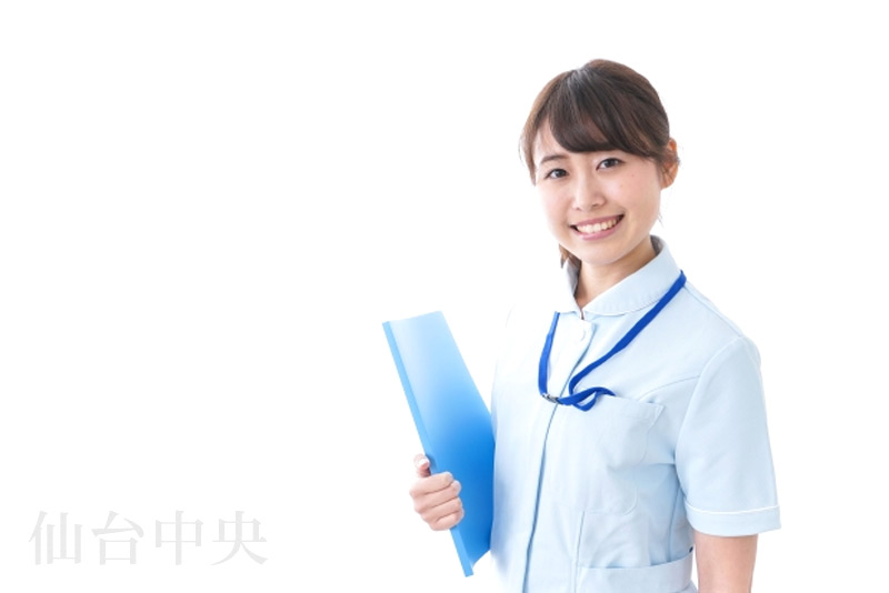 最新美容外科手術について説明する看護師
