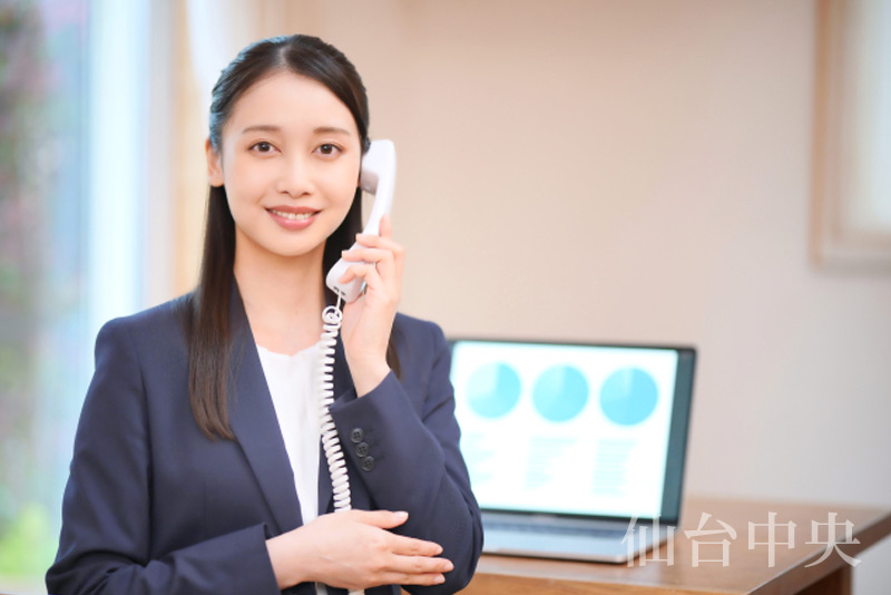 美容外科治療について説明し予約を取るクリニックスタッフ