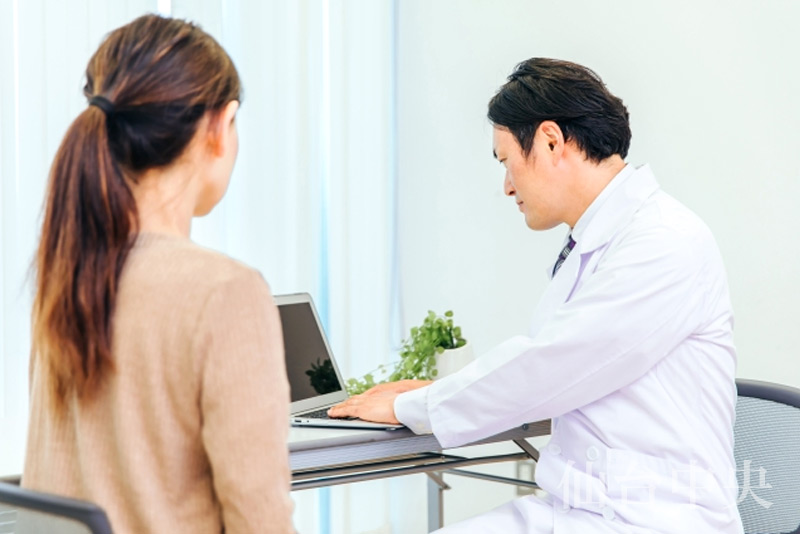 医師の診察を受ける女性患者