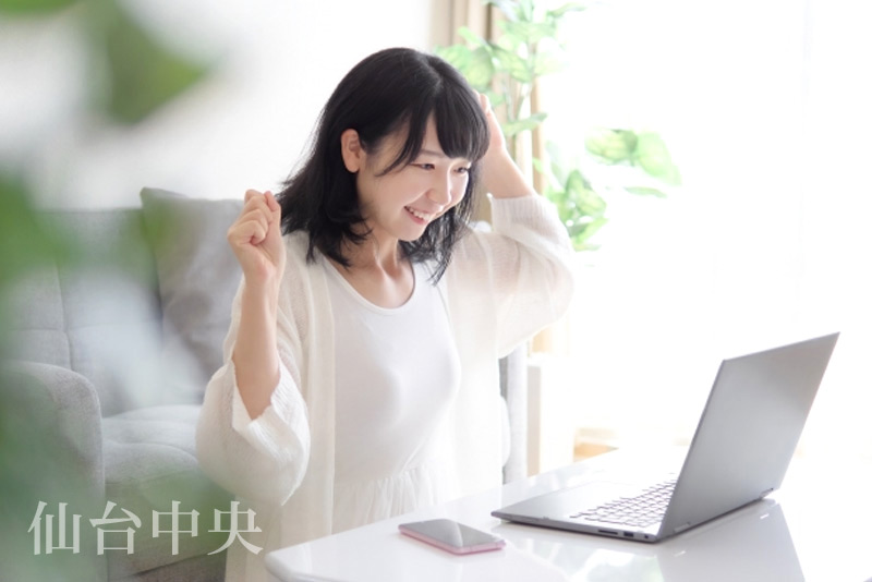 美容整形をパソコンで調べる女性