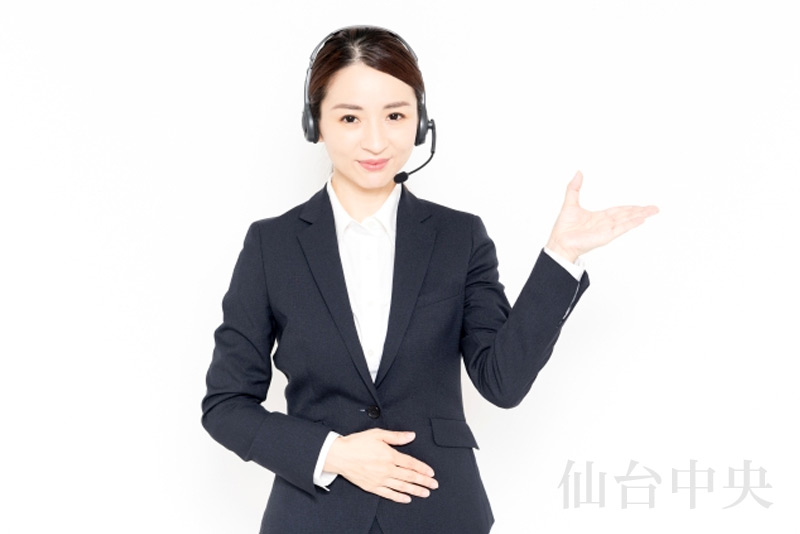格安整形を説明するクリニックの女性スタッフ