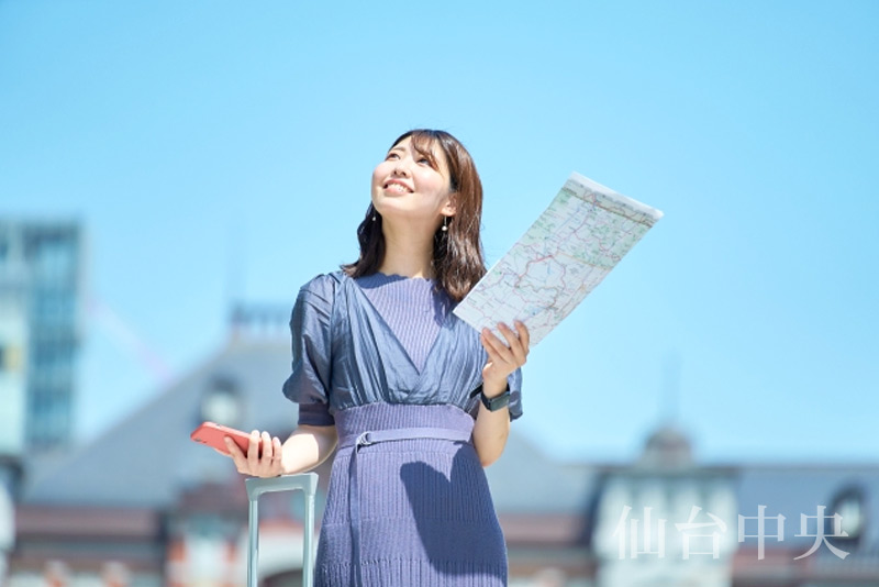 遠方から地図を片手に来院する女性