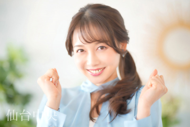 ハイレベル美容整形が成功し喜ぶ女性