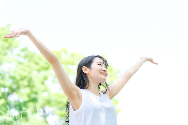 美容整形が成功して喜ぶ女性