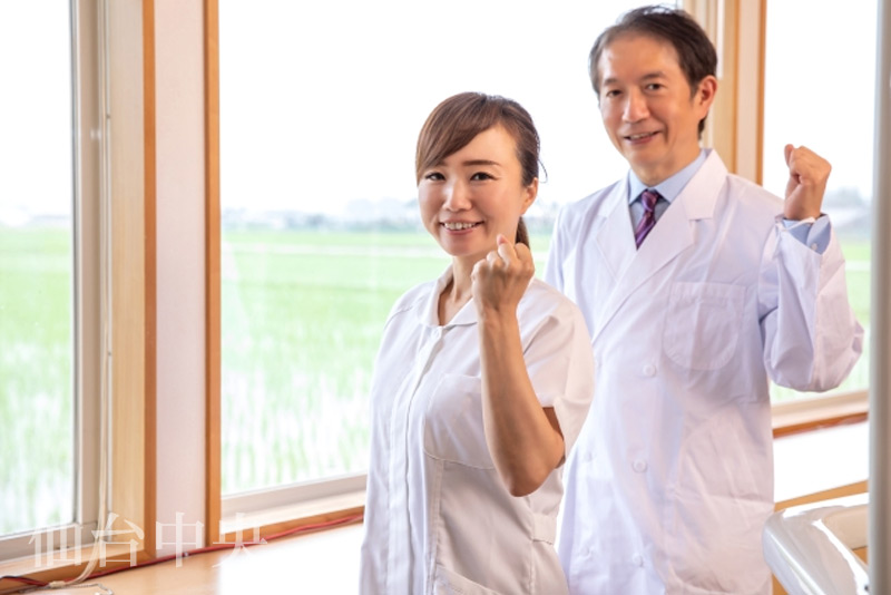 自信を持って美容外科治療を提供する医師と看護師