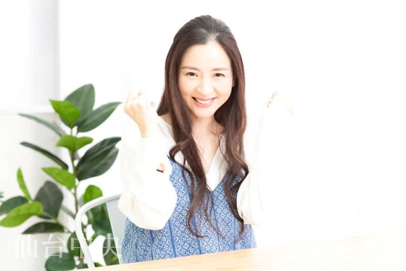 他院修正手術が成功して喜ぶ女性