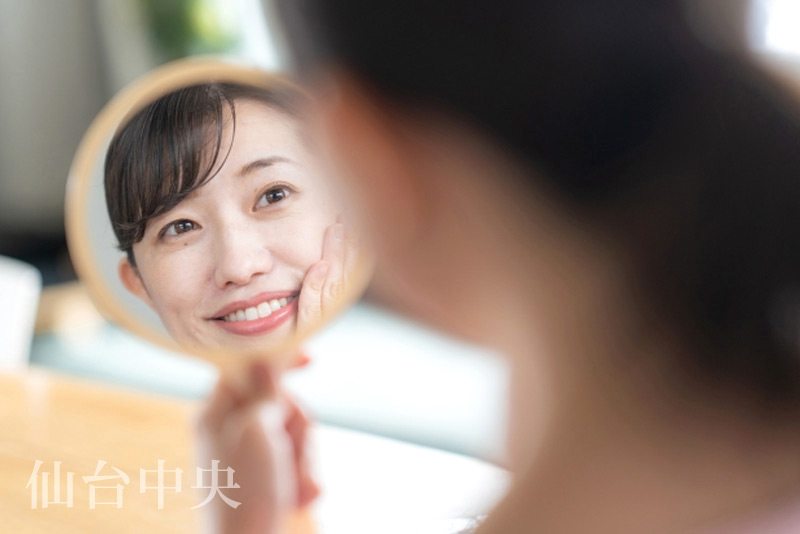 無痛麻酔による美容外科手術を行い喜ぶ女性